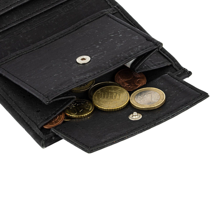 Geöffnetes Münzfach einer schwarzen Kork Geldbörse #color_schwarz