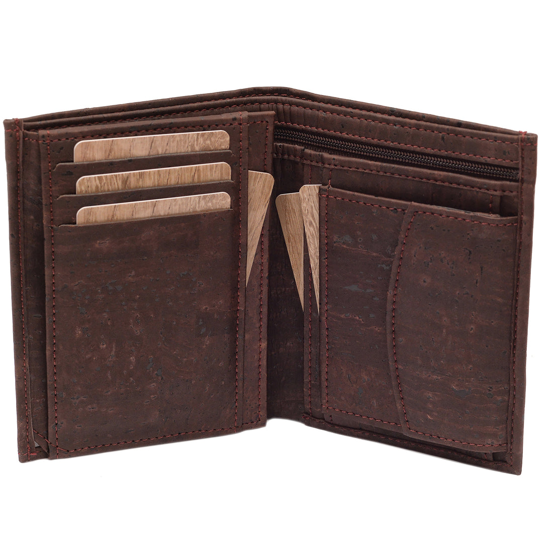 Aufgeklappte Geldbörse aus braunem Kork mit Münzfach, Kartenfächern und Scheinfach #color_braun