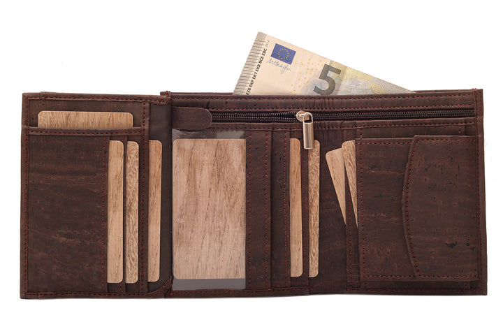 Innenansicht einer braunen Kork Geldbörse im Hochformat mit Kartenfächern, Münzfach und Reißverschlussfach für Scheine #color_braun