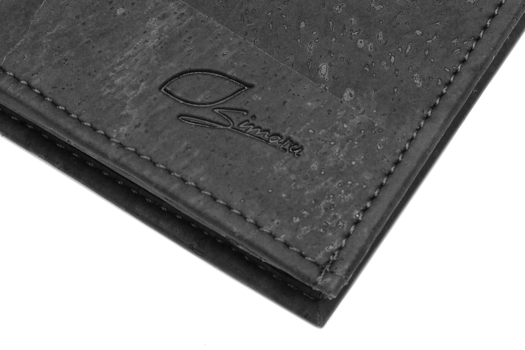 Ecke eines schwarzen Kork Geldbeutels mit Simaru Schriftzug #color_schwarz
