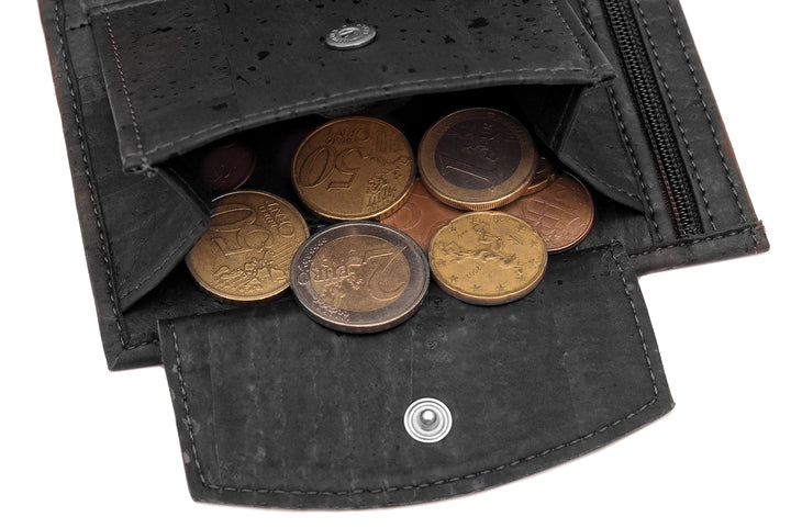 Münzen in offenem Münzfach eines schwarzen Kork Geldbeutels #color_schwarz