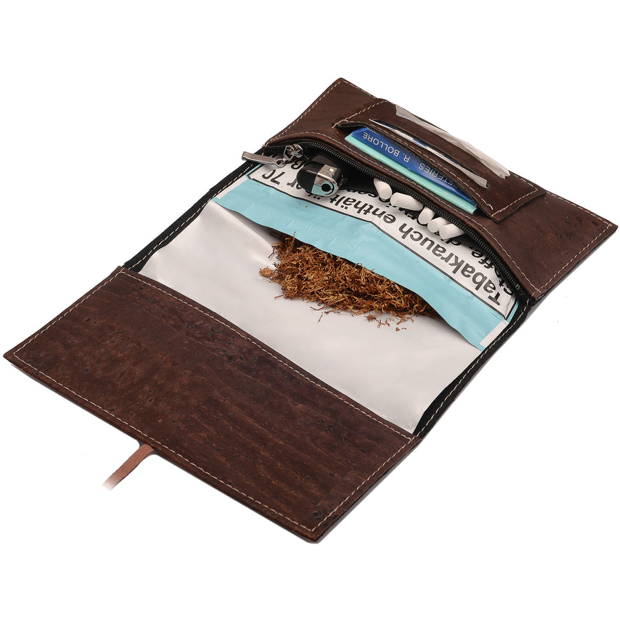 Offene Tabaktasche aus braunem Kork befüllt mit Tabakbeutel, Paper, Filtern und Feuerzeug #color_braun