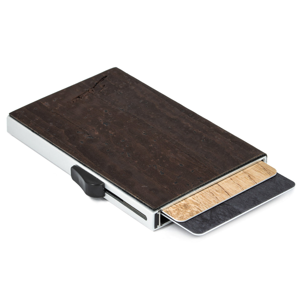 Hard case Cardholder mit Druckknopf und dunklem Kork Cover liegend mit herausstehenden Karten #color_braun