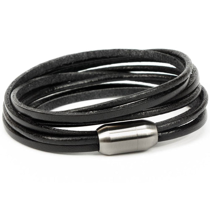 Schwarzes Wickelarmband aus glattem Leder mit Magnetverschluss in silber geschlossen