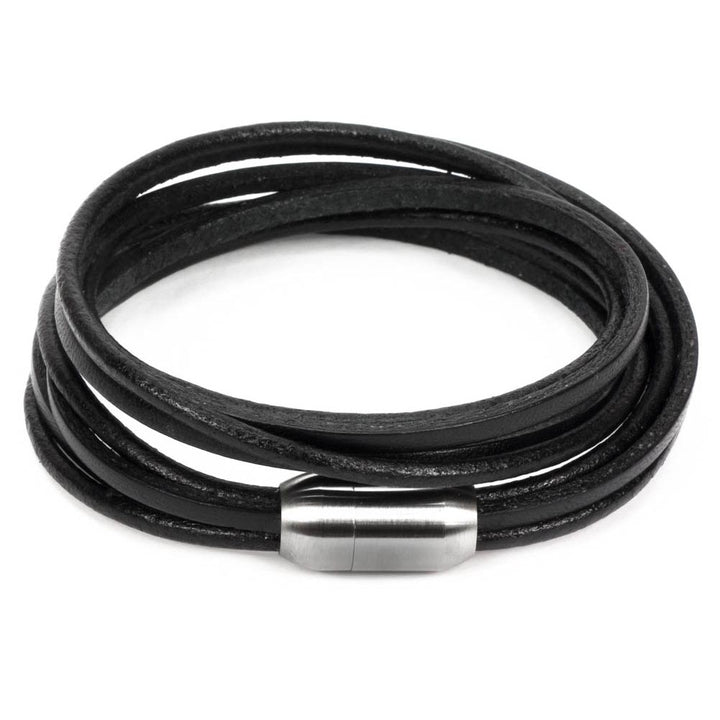 Schwarzes Wickelarmband aus glattem Leder mit Magnetverschluss in silber geschlossen
