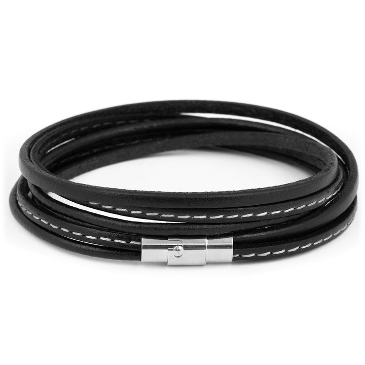 Schwarzes Wickelarmband aus Leder mit magnetischem Hakenverschluss in silber geschlossen