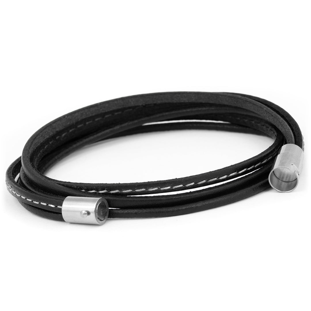 Schwarzes Wickelarmband aus Leder mit magnetischem Hakenverschluss in silber offen