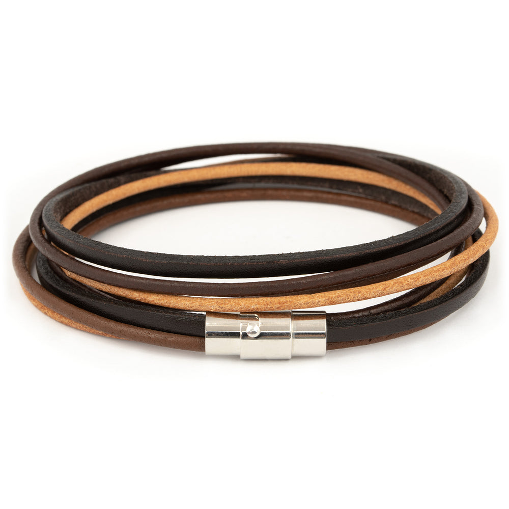 Mehrfarbiges Wickelarmband aus Leder mit magnetischem Hakenverschluss in silber geschlossen