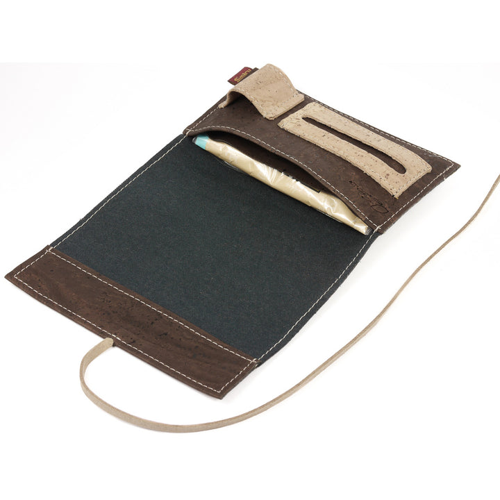 Braune Tabaktasche aus Kork mit Verschlussband und Paperholder geöffnet #color_braun