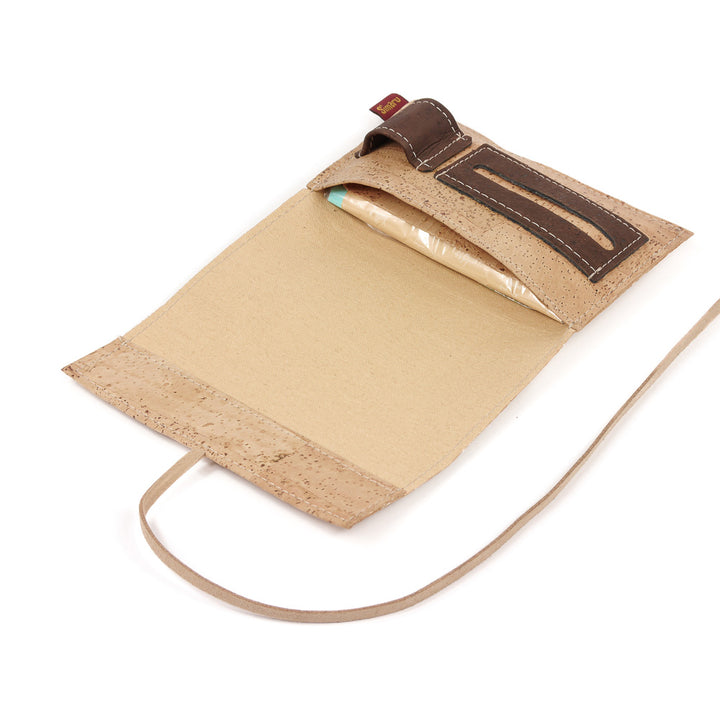 Tabaktasche aus hellem Kork mit Verschlussband und Paperholder geöffnet #color_beige