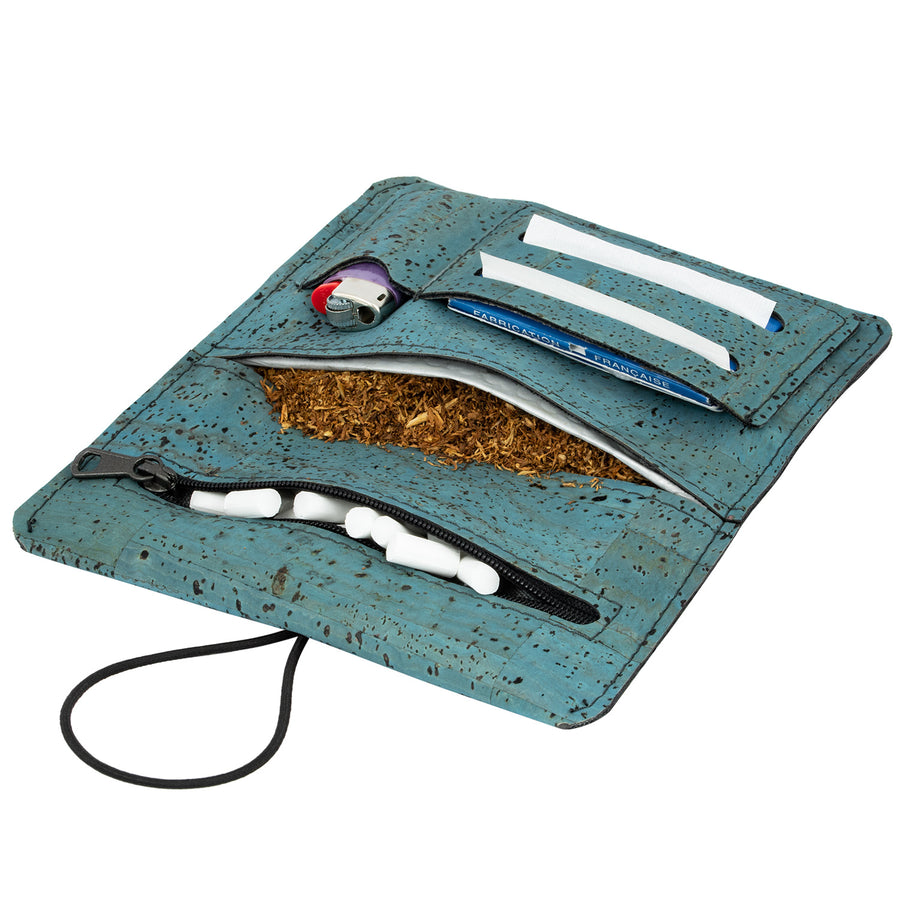 Offene Tabaktasche aus Kork in der Farbe türkis gefüllt mit Tabak, Filtern, Paper und Feuerzeug #color_tuerkis