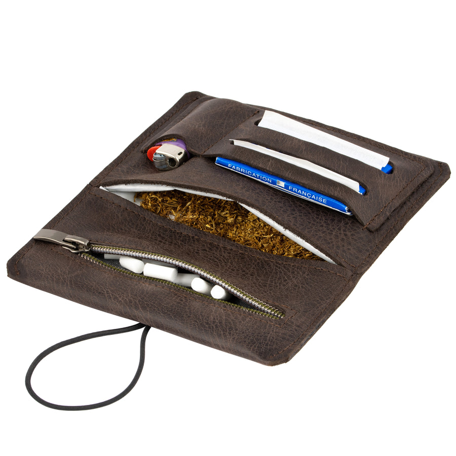 Geöffnete Tabaktasche aus braunem Leder mit Tabak, Filter, Paper und Feuerzeug #color_braun