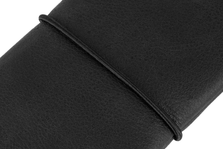 Schwarzer Gummibandverschluss um schwarzer Ledertabaktasche #color_schwarz