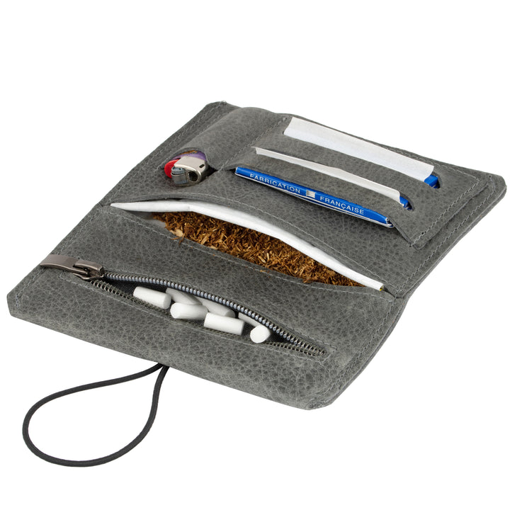 Geöffnete Tabaktasche aus grauem Leder mit Tabak, Filter, Paper und Feuerzeug #color_grau